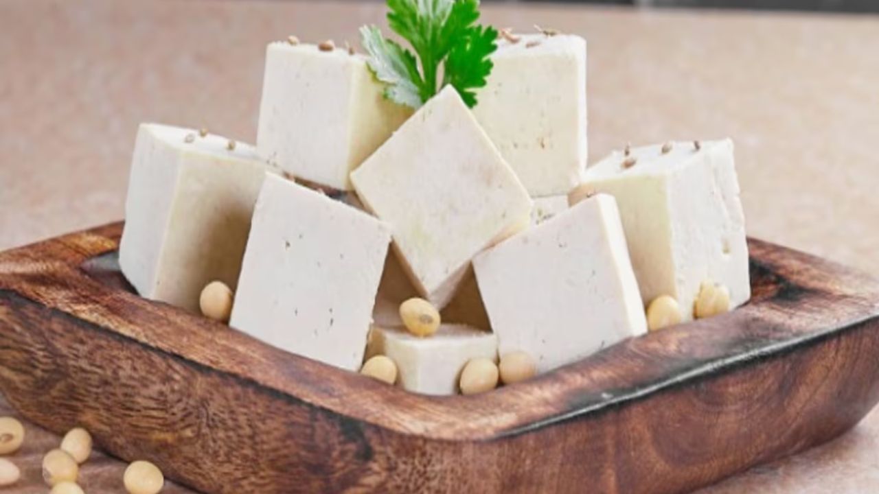 પનીરમાં ભેળસેળ: તમે આયોડિન ટિંકચરના થોડા ટીપાંથી ભેળસેળયુક્ત પનીર પણ ચેક કરી શકો છો. તે તેને કાળો કરી દે છે. જો પનીર શુદ્ધ હોય તો તેનો રંગ બદલાતો નથી, ફક્ત ટિંકચરનો રંગ તેના પર દેખાશે. લોકો પનીરમાં યુરિયા, કૃત્રિમ દૂધ, સ્ટાર્ચ, ડિટર્જન્ટ અને ફોર્મેલિન જેવા પદાર્થો ઉમેરે છે. જે સ્વાસ્થ્ય માટે અત્યંત હાનિકારક છે. જો પનીરનો ટુકડો પાણીમાં થોડા સમય માટે પલાળી રાખ્યા પછી તે ભૂકા જેવો થઈ જાય તે ભેળસેળવાળું હોઈ શકે છે. વૈકલ્પિક રીતે તમે થોડી માત્રામાં પનીર ચકાસી શકો છો. જો સ્વાદ ખરાબ લાગે, તો તેને ખરીદશો નહીં.
