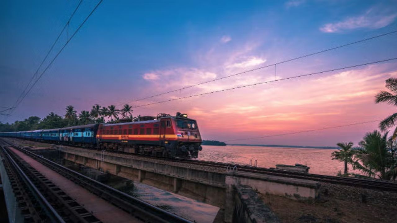 બાંગ્લાદેશ સાથે રેલ કનેક્ટિવિટી: ભારત અને બાંગ્લાદેશ વચ્ચે બે આંતરરાષ્ટ્રીય ટ્રેનો ચાલે છે. મૈત્રી એક્સપ્રેસ કોલકાતા અને ઢાકા વચ્ચે અઠવાડિયામાં છ દિવસ દોડે છે, જે નવ કલાકમાં આશરે 375 કિલોમીટરનું અંતર કાપે છે. બીજી ટ્રેન, બંધન એક્સપ્રેસ, કોલકાતા અને ખુલના વચ્ચે અઠવાડિયામાં એકવાર દોડે છે. જો કે, બાંગ્લાદેશમાં તણાવને કારણે આ સેવા હાલમાં સ્થગિત છે. જ્યારે આ રેલ્વે સેવા કાર્યરત હતી, ત્યારે મુસાફરોને ચેક ઇન કરવા માટે વિઝા હોવું જરૂરી હતું.