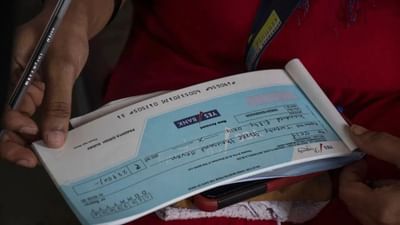 4 ઓક્ટોબર, 2025 થી એટલે કે આવતીકાલથી RBI એક નવી સિસ્ટમ લાગુ કરશે, જે તમારા ચેકને થોડા જ કલાકોમાં ક્લિયર કરશે અને તમારા ખાતામાં પૈસા ટ્રાન્સફર થઈ જશે. રિઝર્વ બેંક ઓફ ઈન્ડિયા (RBI) એ જાહેરાત કરી છે કે, 4 ઓક્ટોબર, 2025 થી એક નવી ચેક ક્લિયરિંગ સિસ્ટમ લાગુ કરવામાં આવશે. આ સિસ્ટમ હેઠળ, તમારો ચેક કલાકોમાં જ ક્લિયર થઈ જશે અને પૈસા તમારા ખાતામાં ઝડપથી પહોંચી જશે.