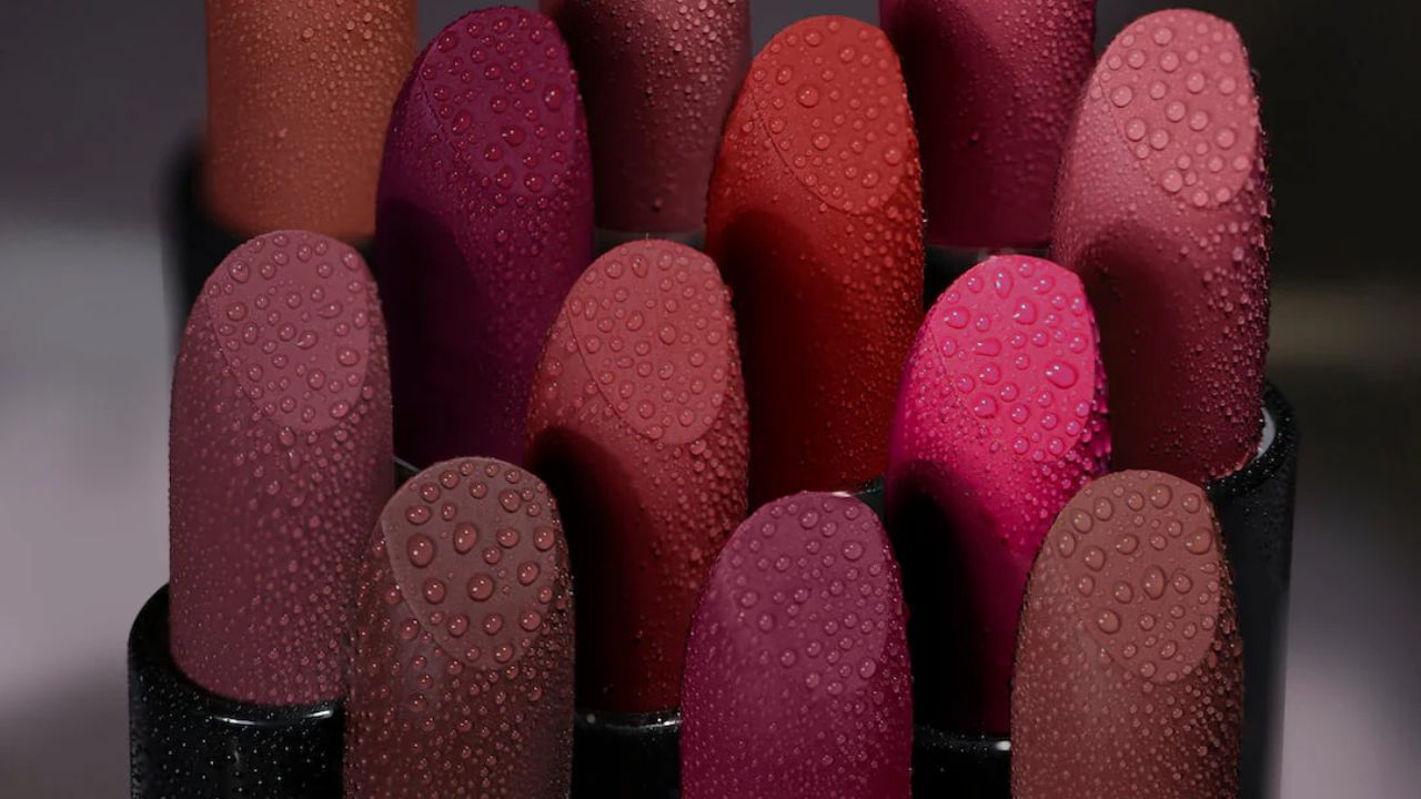 इसके अतिरिक्त, अपनी दैनिक दिनचर्या में, आपको रात में लिपस्टिक हटाने के बाद अपने होंठों को मॉइस्चराइज करना चाहिए और सप्ताह में एक बार सौम्य स्क्रब से मृत त्वचा को हटाना चाहिए।
