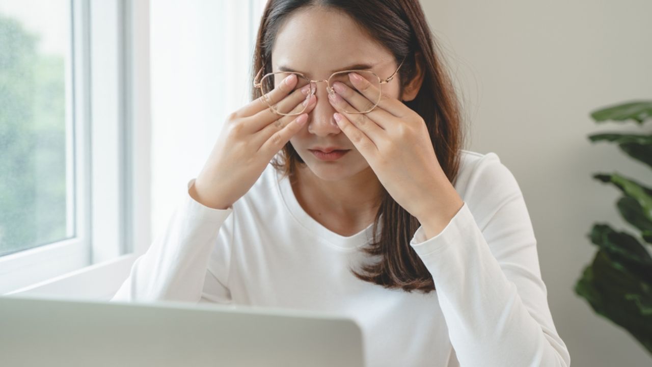 તેને કેવી રીતે અટકાવવું: દર 20 મિનિટે,  સ્ક્રીનથી 20 સેકન્ડનો વિરામ લો. ભેજ જાળવી રાખવા માટે વારંવાર આંખો પટપટાવો. રૂમમાં હ્યુમિડિફાયરનો ઉપયોગ કરો. પુષ્કળ પાણી પીવો. ધૂળ અને સૂર્યપ્રકાશથી પોતાને બચાવવા માટે સનગ્લાસ પહેરો. ધૂમ્રપાન અને વધુ પડતા કેફીનનું સેવન ટાળો. જરૂર પડે તો તમારા ડૉક્ટરના નિર્દેશન મુજબ આંખના ટીપાંનો ઉપયોગ કરો.
