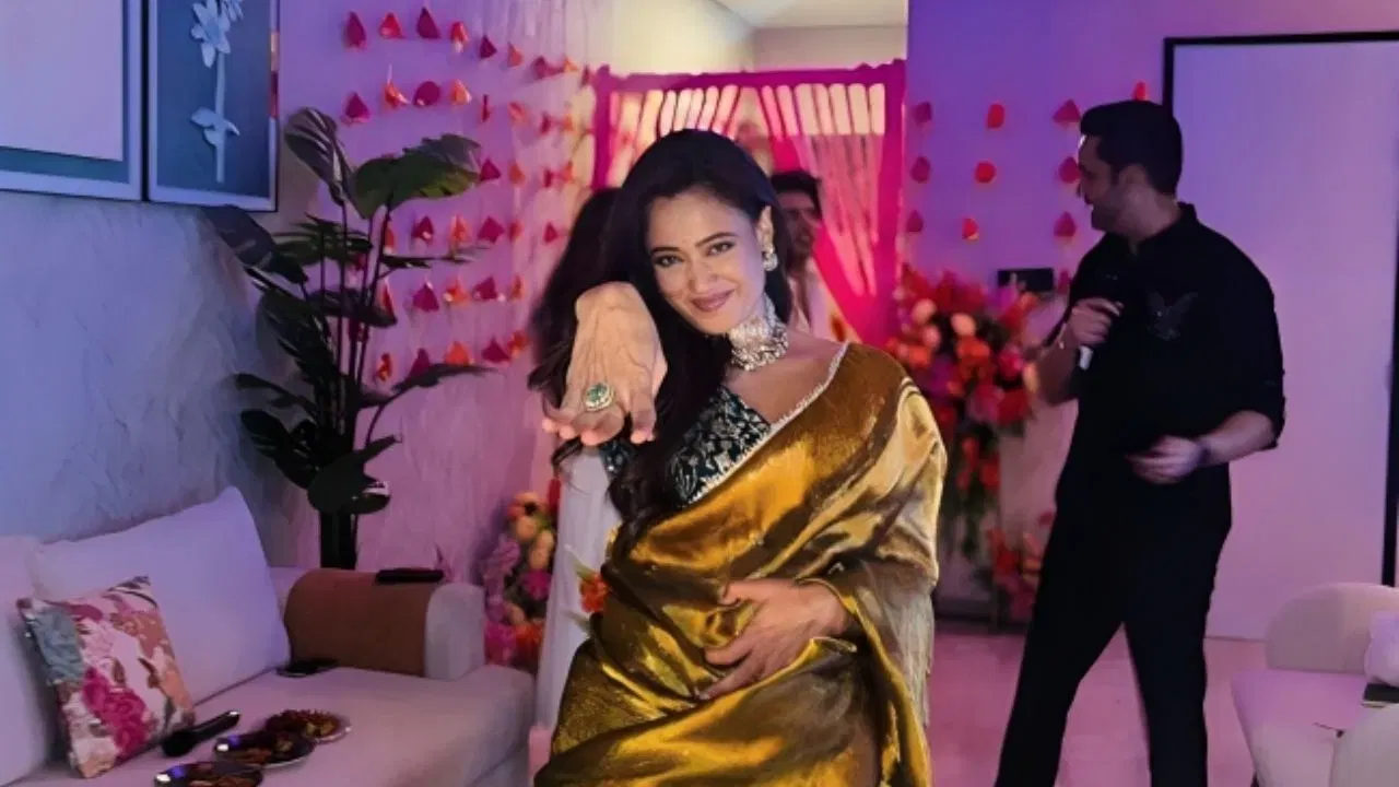 ચાહકોએ વિવિધ પ્રકારની ટિપ્પણીઓ કરી. એક યુઝરે લખ્યું, "મને લાગે છે કે છોકરાઓ પણ ભૂલી ગયા છે કે શ્વેતાની ઉંમર કેટલી છે!" બીજા યુઝરે લખ્યું, "શ્વેતા, તું એવું શું ખાય છે જે તું દરરોજ યુવાન અને યુવાન દેખાય છે?"