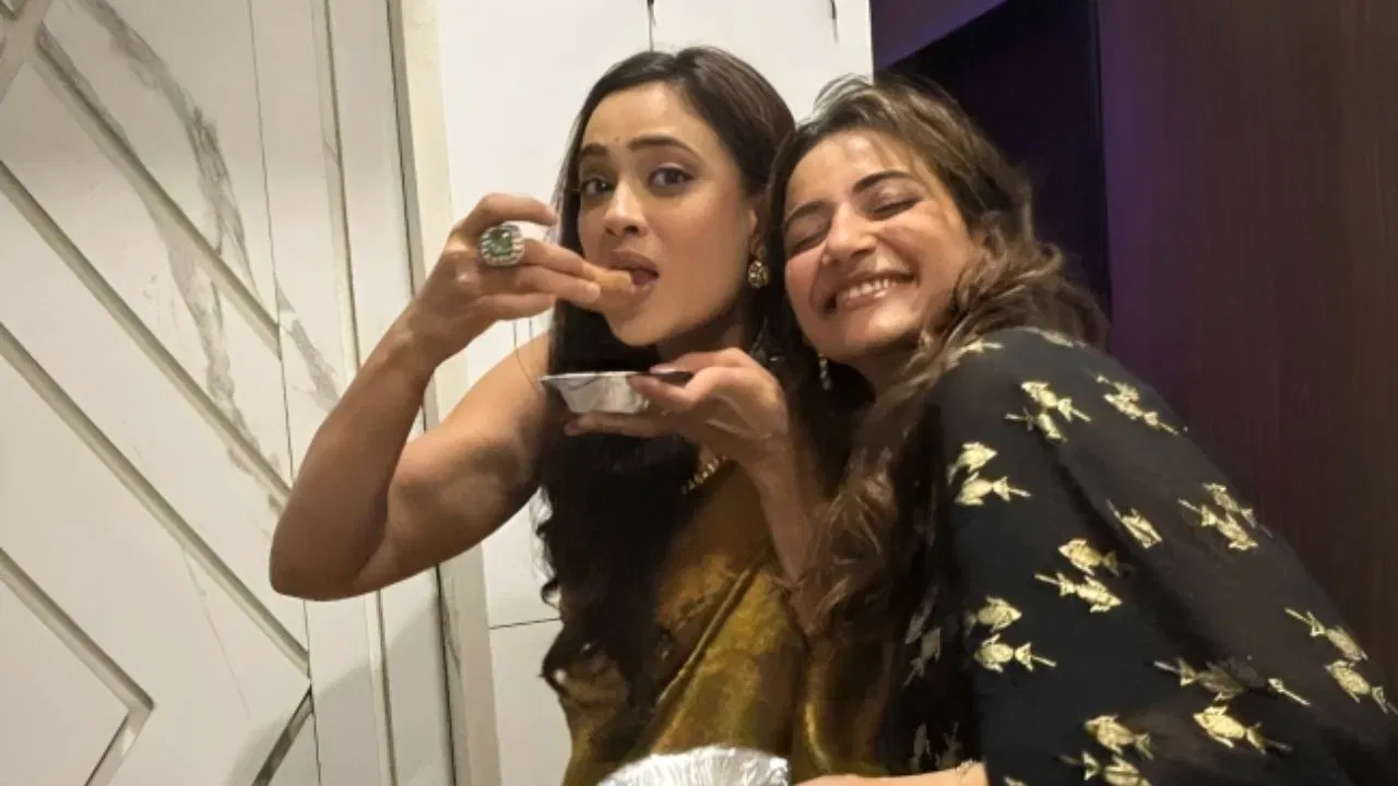 45 વર્ષની ઉંમરે પણ, શ્વેતા ખૂબ જ સુંદર લાગી રહી છે. દિવાળી પાર્ટી માટે, તેણીએ સ્લીવલેસ બ્લાઉઝ સાથે ગોલ્ડન સાડી પહેરી હતી.