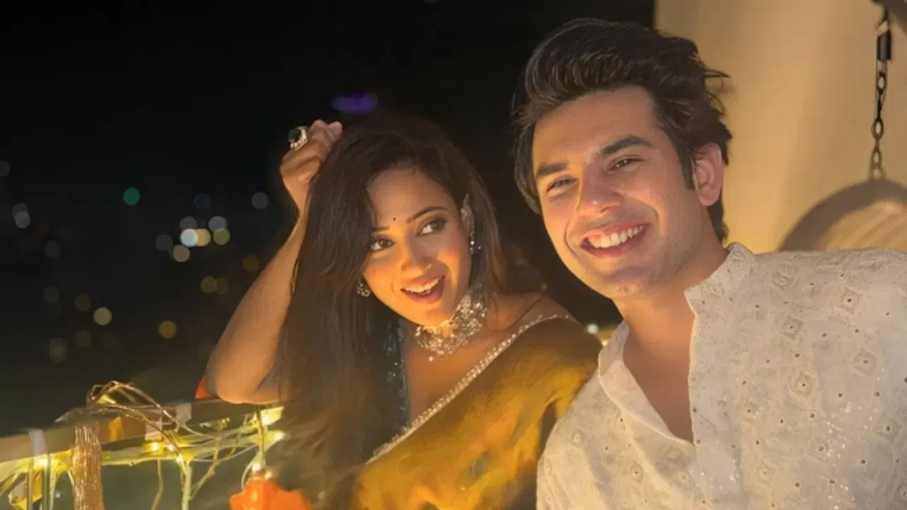 વરુણ કસ્તુરિયા અને શ્વેતા તિવારીએ સાથે કામ કર્યું છે. ઓનસ્ક્રીન, શ્વેતા તિવારીએ વરુણ કસ્તુરિયાની માતાની ભૂમિકા ભજવી હતી. વરુણ કસ્તુરિયા હંમેશા શ્વેતા તિવારીની પ્રશંસા કરે છે.