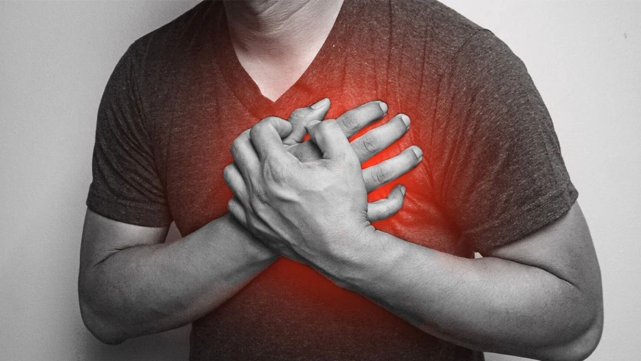 આરોગ્ય એજન્સી im8health ના સંશોધન વૈજ્ઞાનિક અને મુખ્ય પોષણ અધિકારી ડૉ. જેમ્સ ડીનિકોલેન્ટોનીયોએ 24 ઓક્ટોબરના રોજ એક ઇન્સ્ટાગ્રામ પોસ્ટમાં હૃદય રોગના ત્રણ પ્રારંભિક ચેતવણી ચિહ્નો શેર કર્યા હતા જેના પર દરેકે ધ્યાન આપવું જોઈએ.