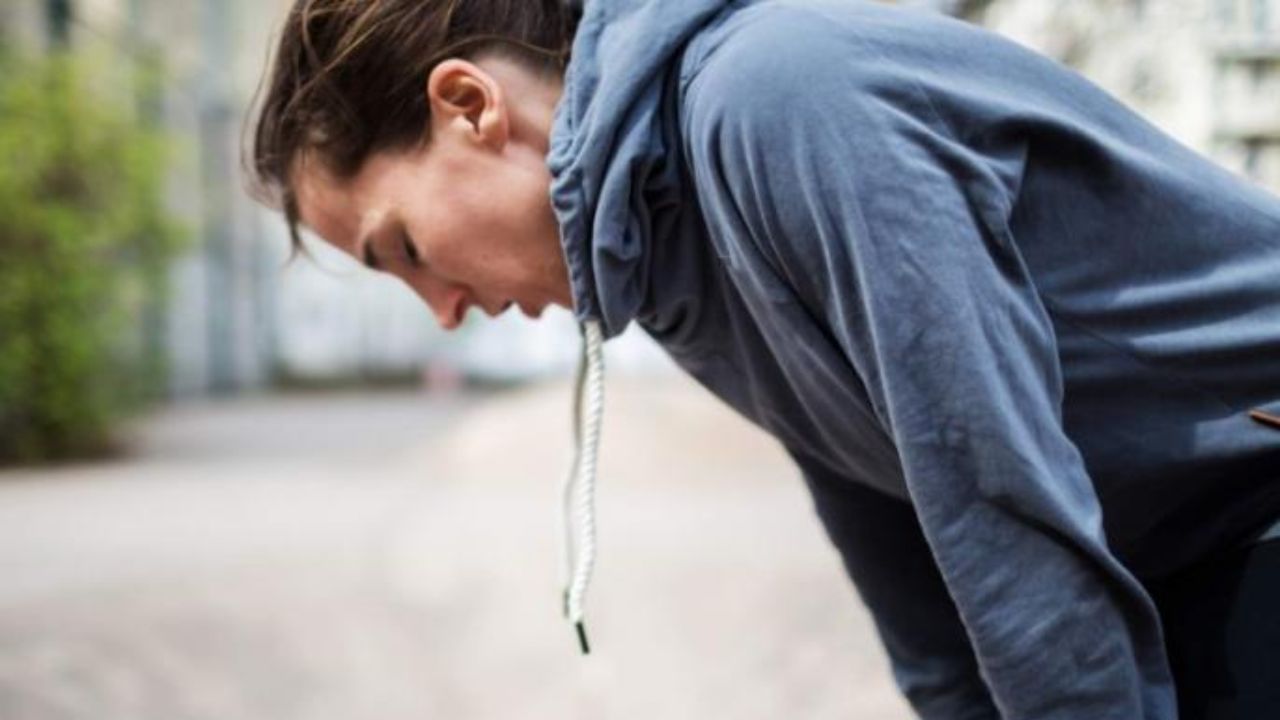 શ્વાસ લેવામાં તકલીફ: હળવી પ્રવૃત્તિ દરમિયાન પણ શ્વાસ લેવામાં તકલીફ જણાય કે પછી થોડી સીડીઓ ચઢવાથી કે હળવી કસરત કરવાથી તમને અસામાન્ય રીતે શ્વાસ લેવામાં તકલીફ થાય છે, અને છાતીમાં દુખાવો પણ થાય છે, તો તે એક સંકેત છે કે તમારું હૃદય સંઘર્ષ કરી રહ્યું છે.