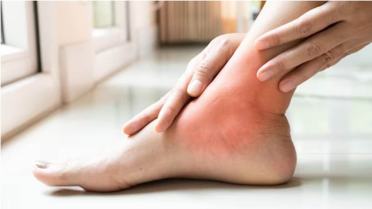 પગમાં સોજો: ડૉ. ડીનિકોલેન્ટોનીયો ચેતવણી આપે છે કે પગ, ઘૂંટીઓ અથવા નીચલા પગમાં સોજો હૃદયની નિષ્ફળતા અથવા કિડનીની નિષ્ફળતાની નિશાની હોઈ શકે છે.