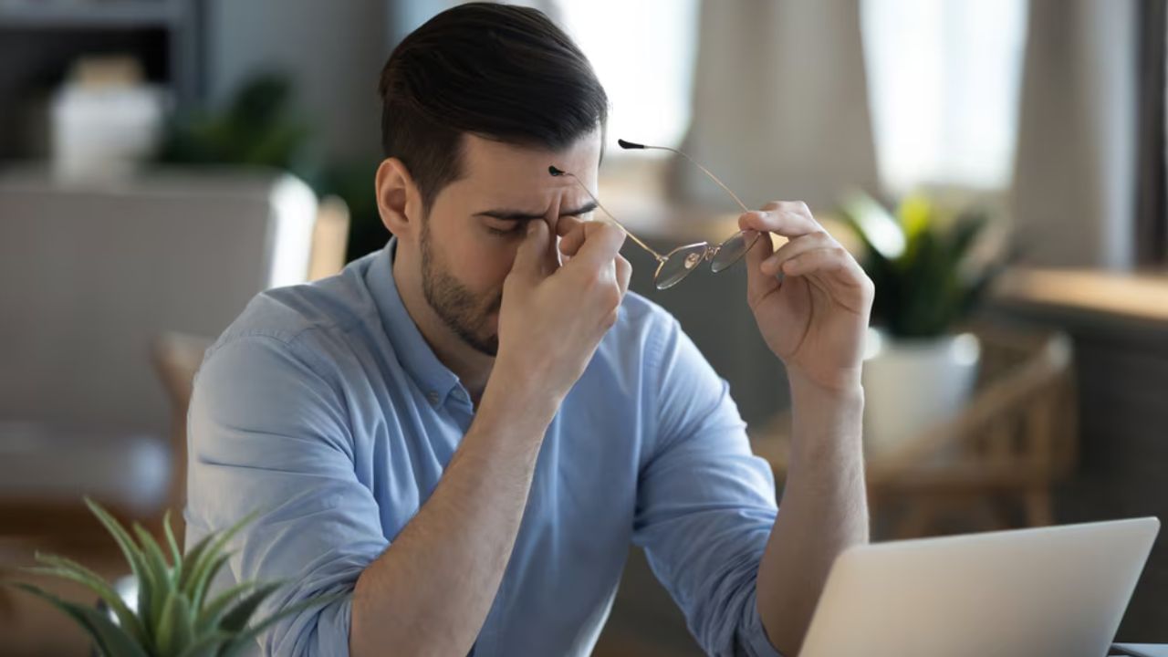 થાક અને નબળાઈ: જો તમને સામાન્ય કરતા થોડો વધારે થાક લાગી રહ્યો હોય તેમજ શરીરમાં નબળાઈનો અનુભવ થવા લાગે તો પણ તે હાર્ટ એટેકના પ્રારંભિક સંકેત હોઈ શકે છે.