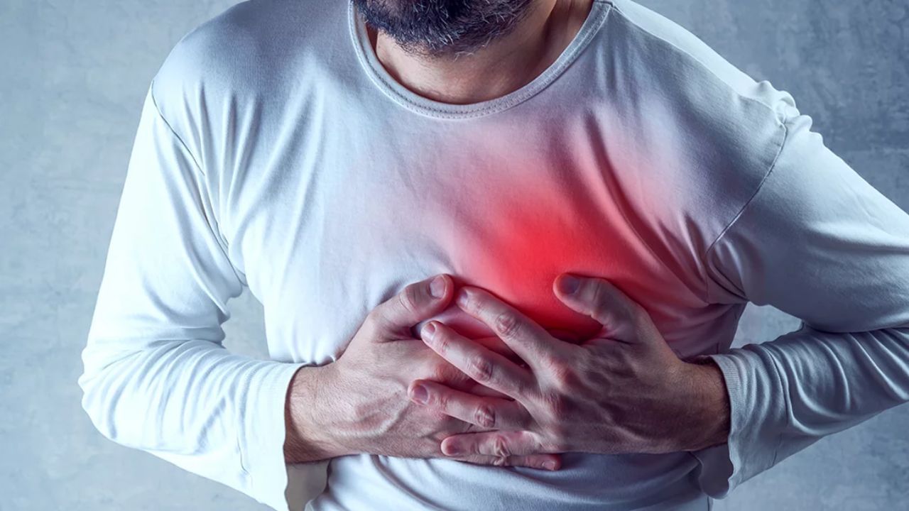 હાર્ટ એટેક એ વિશ્વભરમાં મૃત્યુના મુખ્ય કારણોમાંનું એક છે, ઘણીવાર કોઈ પણ મોટા લક્ષણો દેખાય તે પહેલાં તેની અસર શરીરમાં દેખાવા લાગે છે. હાર્ટ એટેકના જોખમને રોકવા માટે, ચોક્કસ સંકેતોને વહેલા ઓળખવા મહત્વપૂર્ણ છે.