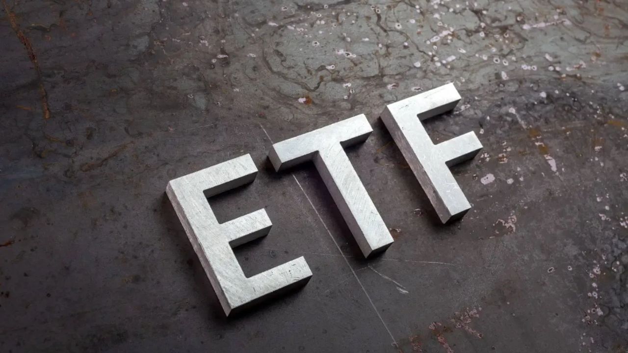 5. GST અને અન્ય ટેક્સ : ચાંદી ખરીદવા પર GST (3%) અને અન્ય કર લાગુ પડે છે, પરંતુ આ ETF પર અલગ રીતે લાગુ પડે છે. ETF ની કિંમત પણ કરને પ્રતિબિંબિત કરી શકે છે.