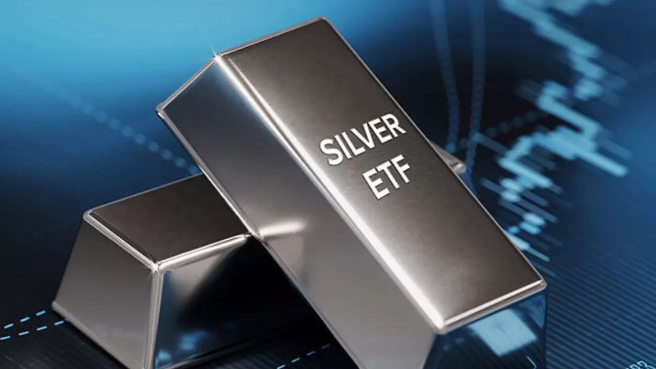 4. NAV અને બજાર કિંમત : ETF ની NAV (જેને ફંડનું વાસ્તવિક મૂલ્ય ગણી શકાય) અને તેની બજાર કિંમત અલગ અલગ હોઈ શકે છે. ક્યારેક ETF પ્રીમિયમ (વાસ્તવિક મૂલ્ય કરતાં વધુ) પર ટ્રેડ થાય છે. ક્યારેક ડિસ્કાઉન્ટ પર. પ્રીમિયમ પર ટ્રેડિંગ કરતી વખતે, ETF ની કિંમત ચાંદી કરતાં વધુ હોય છે.