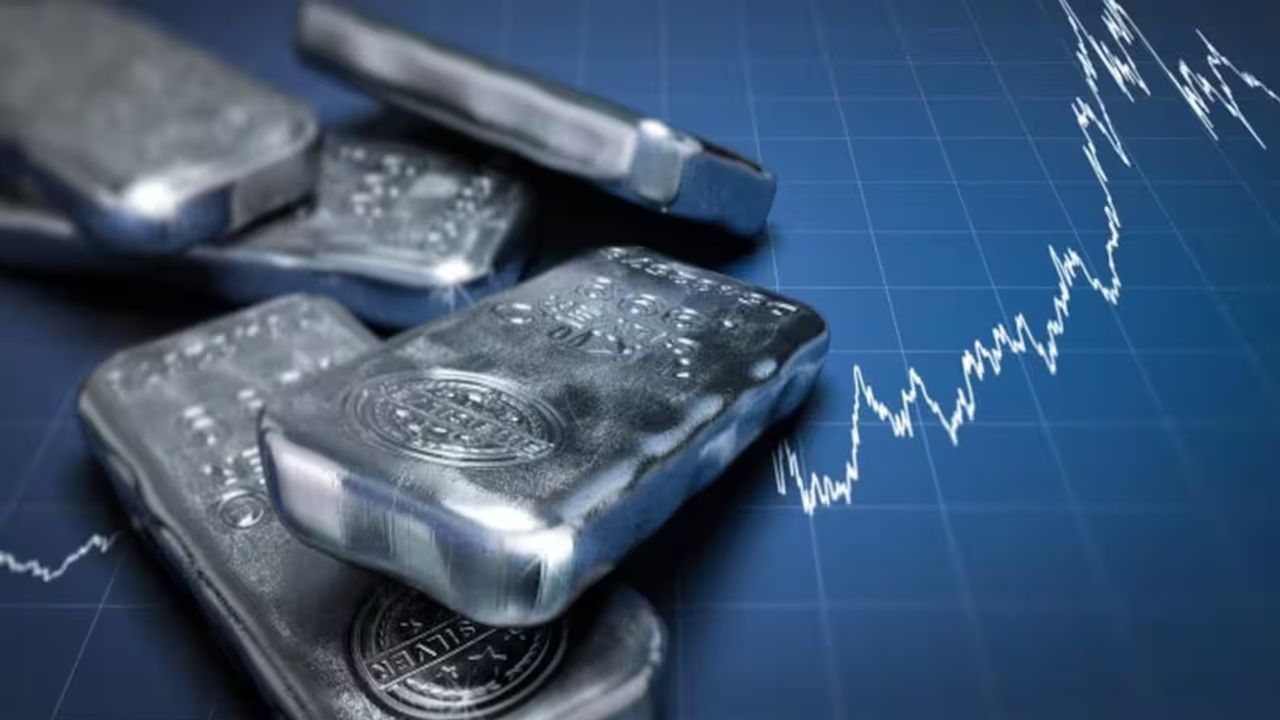 2. સ્ટોરેજ અને વીમા ખર્ચ: ETF ભૌતિક ચાંદી ખરીદે છે અને તેને સુરક્ષિત રીતે સંગ્રહિત કરે છે. આનાથી અમુક ખર્ચાઓ થાય છે જેમ કે વોલ્ટ ફી, સુરક્ષા ખર્ચ અને વીમાનો ખર્ચ આ બધા ખર્ચ ETF ની કિંમતમાં ઉમેરવામાં આવે છે.