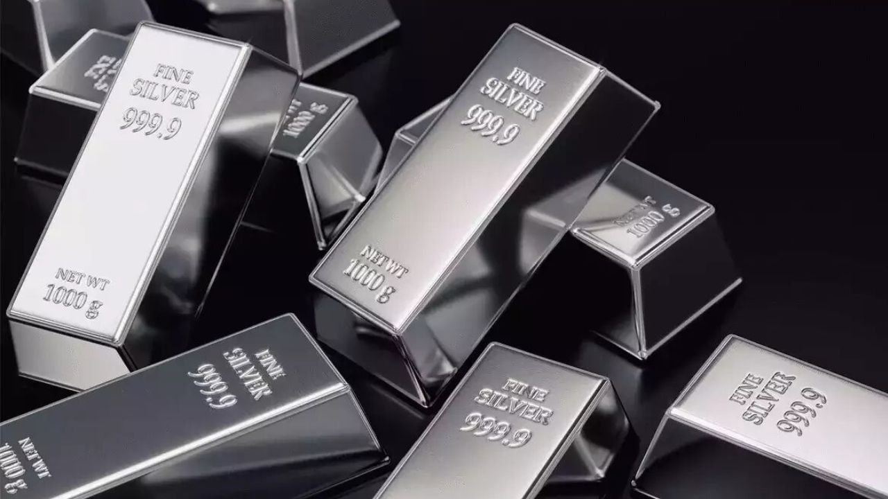 1. ETF માં મેનેજમેન્ટ ફી અને ખર્ચ: એસેટ મેનેજમેન્ટ કંપની (AMC) ચાંદીના ETF ને મેનેજ કરવા માટે ફી વસૂલે છે, જેને ખર્ચ ગુણોત્તર કહેવાય છે. આ ફી ETF ના NAV (નેટ એસેટ વેલ્યુ) માં સમાવિષ્ટ છે અને કિંમતમાં થોડો વધારો કરે છે.