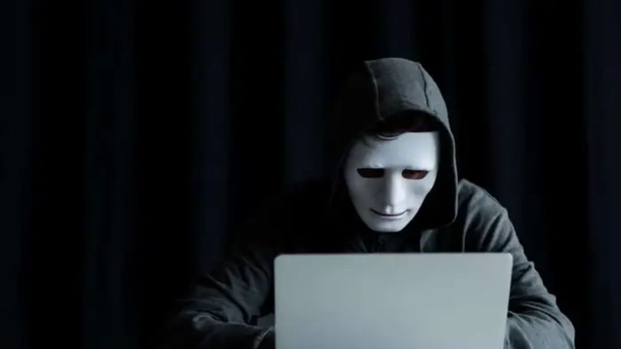 સોશિયલ મીડિયામાં તમારી ઓળખનું રક્ષણ કરવું એટલું જ જરૂરી છે જેટલું વાસ્તવિક જીવનમાં. જો કોઈ તમારા નામે ફેક એકાઉન્ટ બનાવી ખોટી પોસ્ટ મૂકે, તો ચુપ ન બેસો — તરત જ કાયદેસર પગલાં લો અને તમારા હક માટે લડો.
