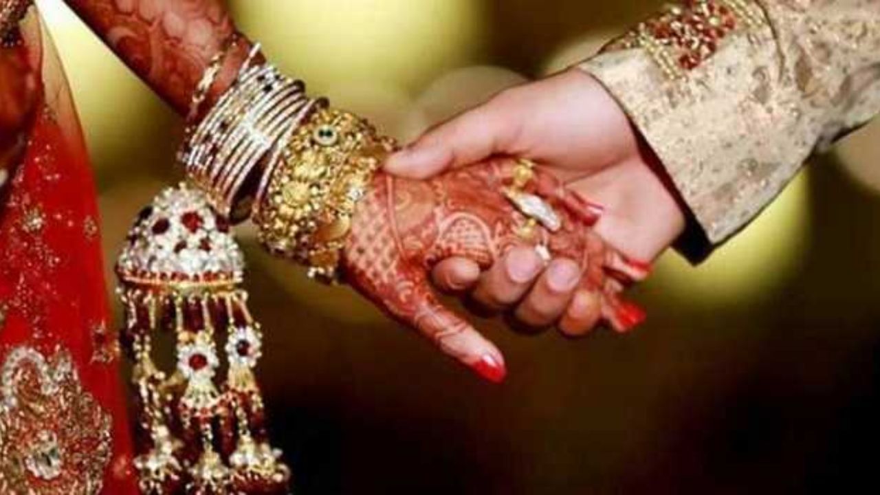 લવ મરેજ કરવા માટે છોકરાની ઉંમર 21 અને છોકરીની ઉંમર 18 વર્ષ પૂર્ણ કરી લીધા હોવા જોઈએ. પરંતુ માતા-પિતાની મરજી વિરુધ જઈને લગ્ન કરવા એ સંસ્કાર શીખવતું નથી. બની શકે તો માતા-પિતાની હાજરીમાં અને વડીલોના આશીર્વાદ લઈને જ મેરેજ કરવા જોઈએ. 
