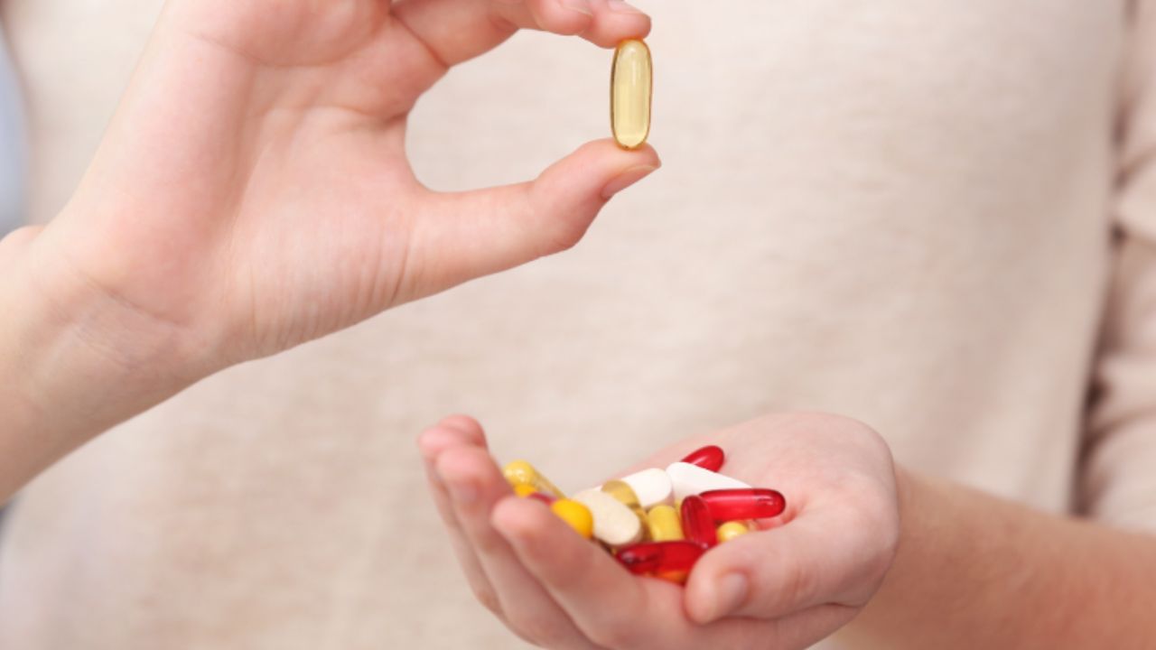 ડૉ. જૈન કહે છે કે વધુ પડતા વિટામિનના સેવનથી થતા નુકસાનને મેડિસિન રીતે વિટામિન ટોક્સિસિટી કહેવામાં આવે છે. કેટલાક કિસ્સાઓમાં તે ખતરનાક પણ હોઈ શકે છે. તેથી ફક્ત નિર્ધારિત માત્રામાં જ લેવાનું મહત્વપૂર્ણ છે. આ ઉપરાંત રક્ત પરીક્ષણ વિના વિટામિન્સ ન લેવાનું ધ્યાન રાખો.
