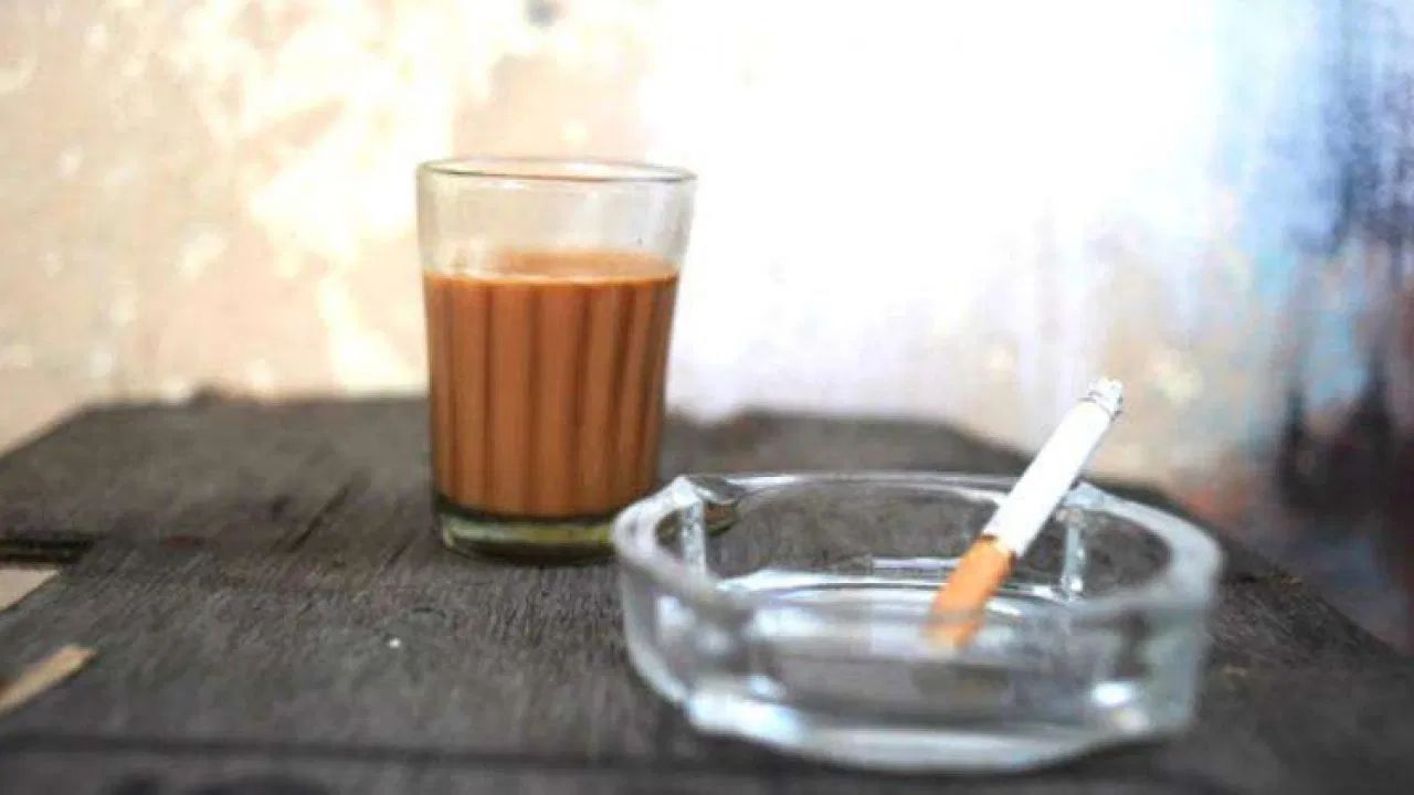 નિષ્ણાતો કહે છે કે જ્યારે તમે ચા પીઓ છો, ત્યારે સિગરેટ પીતી વખતે ફેફસામાં થતી ઓક્સિડેટીવ પ્રક્રિયાઓ વધે છે, જેના કારણે બમણું નુકસાન થાય છે. વધુમાં, જે લોકો ધૂમ્રપાન અને ચા બંને એકસાથે પીવે છે તેમને પેટની સમસ્યાઓ થઈ શકે છે, અને તણાવ અને કેન્સર જેવી ગંભીર સ્વાસ્થ્ય સમસ્યાઓનું જોખમ પણ વધી જાય છે.