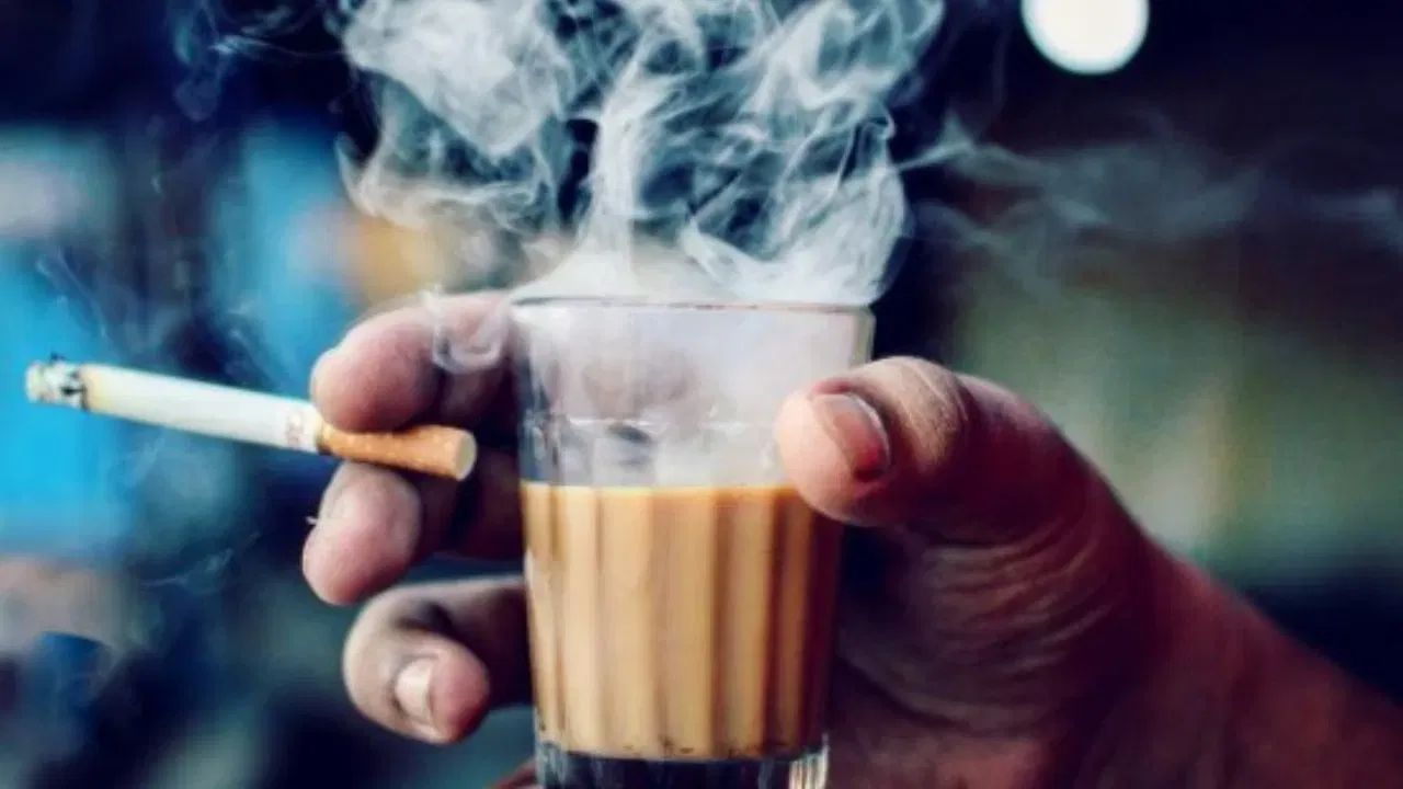 ચા માં કેફીન ઉપરાંત ફાયટોન્યુટ્રિઅન્ટ્સ નામના એન્ટીઑકિસડન્ટ હોય છે. જો કે, જ્યારે આપણે ધૂમ્રપાન સાથે ચા પીએ છીએ, ત્યારે આ પોષક તત્વો નાશ પામે છે. તેથી, ચા અને ધૂમ્રપાન તમારા સ્વાસ્થ્યને નુકસાન પહોંચાડી શકે છે. તેથી, તમારે આ આદત બદલવી જોઈએ.