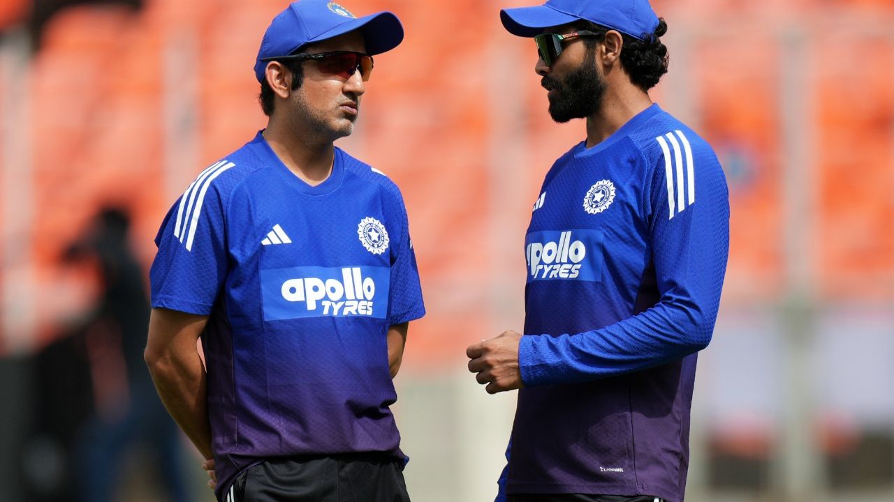 ત્રણ સ્પિનરો ઉપરાંત, ભારતીય પ્લેઇંગ ઇલેવનમાં જસપ્રીત બુમરાહ અને મોહમ્મદ સિરાજના રૂપમાં બે ફાસ્ટ બોલરોનો પણ સમાવેશ કરવામાં આવ્યો છે. તેમની પાસે નીતિશ રેડ્ડી તરીકે એક ઓલરાઉન્ડર પણ છે. ઇંગ્લેન્ડની જેમ, યશસ્વી જયસ્વાલ અને કેએલ રાહુલ પર ઓપનિંગની જવાબદારી રહેશે.