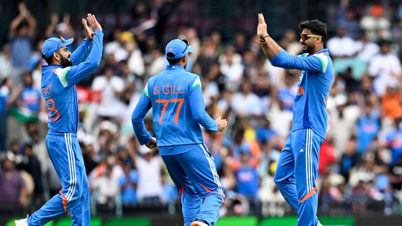 સાઉથ આફ્રિકાની ટીમ અને ભારતીય ટીમ વચ્ચે 3 મેચની વનડે સીરિઝ 30 નવેમ્બરથી શરુ થશે. આ સીરિઝમાં મોટાભાગનાએ ખેલાડીઓને તક મળી શકે છે. જેમણે ઓસ્ટ્રેલિયા વિરુદ્ધ વનડે સીરિઝમાં શાનદાર પ્રદર્શન કર્યું હોય. તો હવે ચાહકોને રોહિત-વિરાટ પણ સાઉથ આફ્રિકા વિરુદ્ધ વનડેમાં રમતા જોવા મળશે.