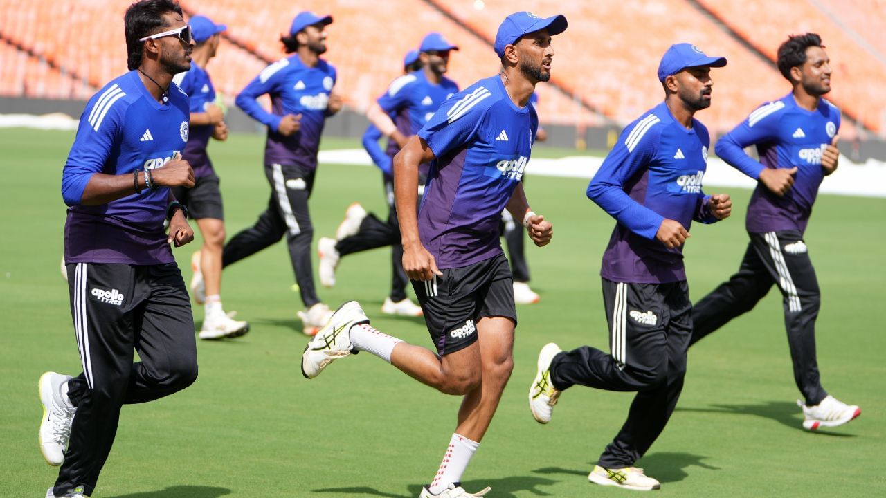  ભારતીય ટીમમાં કુલદીપ યાદવ સિવાય 2 સ્પિનર રવિન્દ્ર જાડેજા અને વોશિગ્ટન સુંદર છે. કુલદીપ યાદવની 347 દિન બાદ ભારતની ટેસ્ટ ટીમમાં વાપસી થઈ રહી છે. તેમણે પોતાની છેલ્લી ટેસ્ટ 11 મહિના પહેલા ગત્ત વર્ષે 16 થી 20 ઓક્ટોમ્બર સુધી ન્યુઝીલેન્ડ વિરુદ્ધ રમી હતી. ત્યારબાદ કુલદીપ યાદવ ટેસ્ટમાં ભારતની પ્લેઈંગ ઈલેવનનો હિસ્સો બન્યો છે.