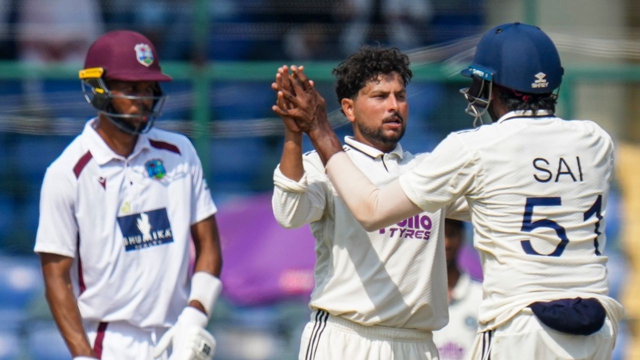 ભારતીય બોલિંગની વાત કરીએ તો કુલદીપ યાદવ સૌથી સફર બોલર રહ્યો હતો. તેમણે પહેલી ઈનિગ્સમાં 5 વિકેટ લીધી હતી. આ સાથે કુલ 8 વિકેટ પોતાના નામ કરી હતી. આ સિવાય જાડેજા અને બુમરાહે 4-4 વિકેટ અને સિરીઝે 3 વિકેટ લીધી હતી.