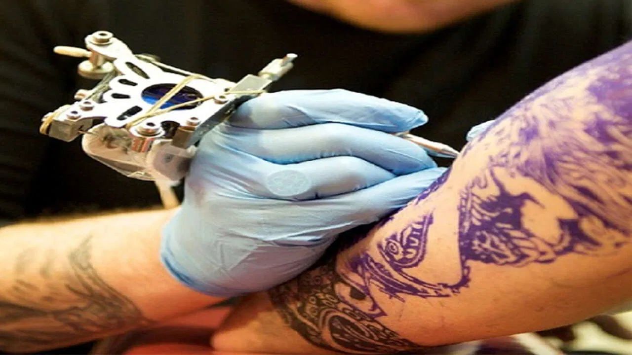 ટેટૂ કરાવ્યા પછી કાળજી લેવી જરૂરી છે. ટેટૂ કરાવ્યા પછી કાળજી લેવી ખૂબ જ મહત્વપૂર્ણ છે. જો ટેટૂની યોગ્ય રીતે કાળજી લેવામાં ન આવે, તો ચેપનું જોખમ રહેલું છે. ટેટૂ કરાવ્યા પછી, તેને 24 કલાક પાણીથી દૂર રાખો. કલાકાર દ્વારા આપવામાં આવેલ હીલિંગ મલમ અથવા મોઇશ્ચરાઇઝર સમયાંતરે લગાવો. થોડા દિવસો માટે ટેટૂને સ્વિમિંગ, જીમ અને સૂર્યપ્રકાશથી બચાવો.