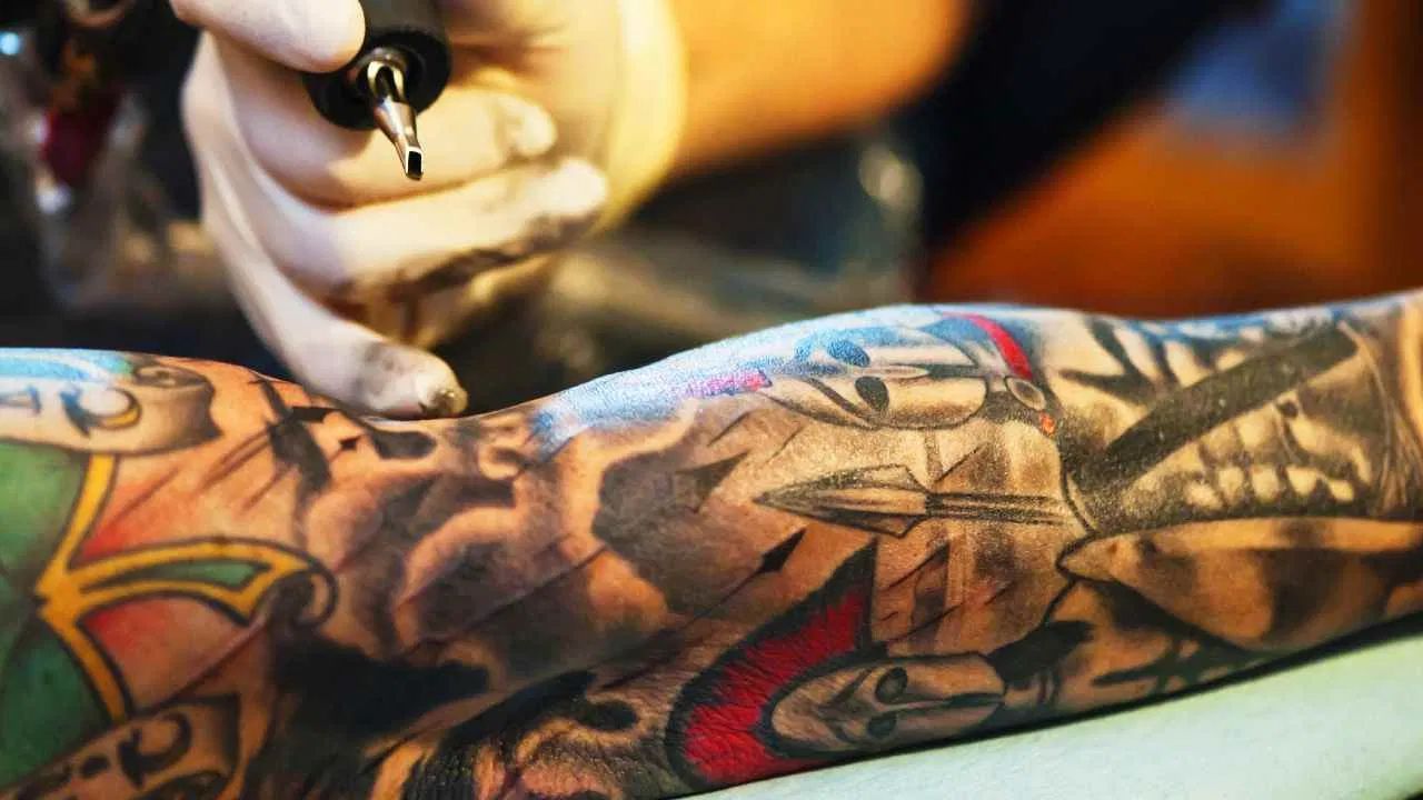 ટેટૂ કરાવતા પહેલા તમારી ત્વચા તૈયાર કરવી મહત્વપૂર્ણ છે. સૂકી, ક્ષતિગ્રસ્ત અથવા સોજોવાળી ત્વચા પર ટેટૂ કરાવવું ખતરનાક બની શકે છે. 24 કલાક પહેલા આલ્કોહોલ, કેફીન અથવા પેઇનકિલર્સ લેવાનું ટાળો. તે લોહીને પાતળું કરે છે અને રક્તસ્ત્રાવ વધારી શકે છે. હાઇડ્રેટેડ રહેવા માટે તે દિવસ પહેલા પુષ્કળ પાણી પીવો.
