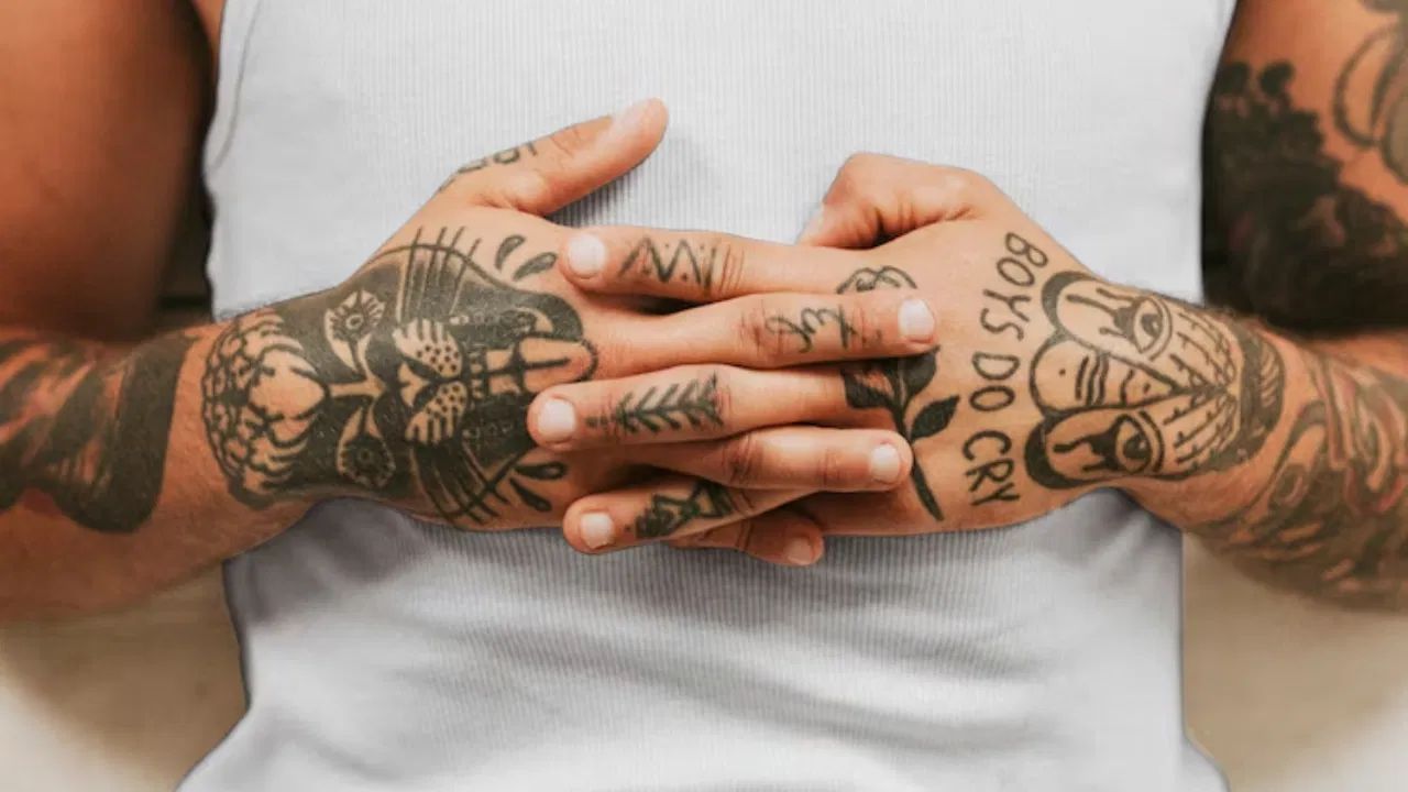 ટેટૂ હંમેશા વ્યક્તિત્વ, વિચારો અને લાગણીઓથી ભરેલા હોય છે. તેથી, કોઈપણ ટ્રેન્ડી ટેટૂની નકલ કરશો નહીં; તેના બદલે, એક ટેટૂ પસંદ કરો જે તમારા પોતાના વિચારો અને લાગણીઓને પ્રતિબિંબિત કરે છે. ઉપરાંત, પીડા ઘટાડવા માટે નાના ટેટૂથી શરૂઆત કરો. જો તમને ટેટૂ ગમે છે, તો ડિજિટલ ટ્રાયલ એપ્લિકેશનનો ઉપયોગ કરીને પહેલા તેને અજમાવી જુઓ.