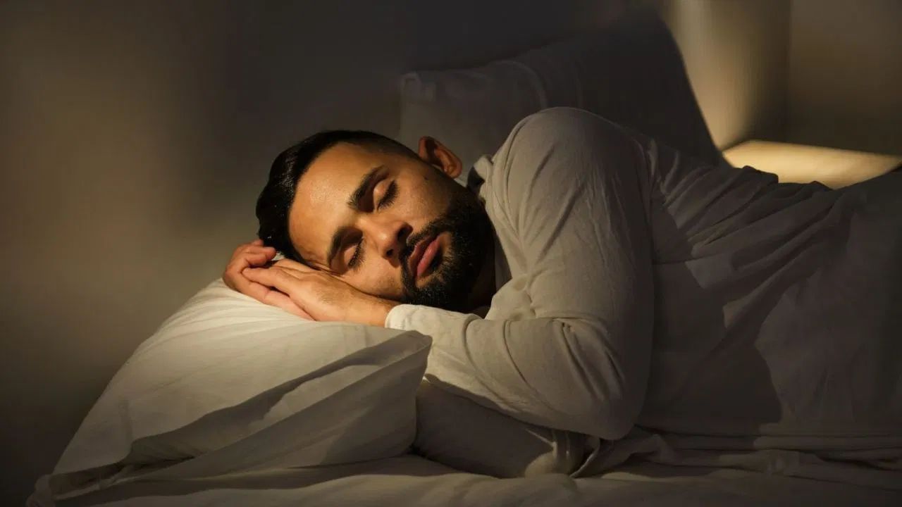 रात को सोने से पहले तिल या सरसों के तेल से अपने पैरों की मालिश करें। इस आयुर्वेदिक अभ्यास को 'पादाभ्यंग' कहते हैं। आजकल की भागदौड़ भरी ज़िंदगी में तनाव, चिंता, अवसाद, थकान और अनिद्रा आम हैं।