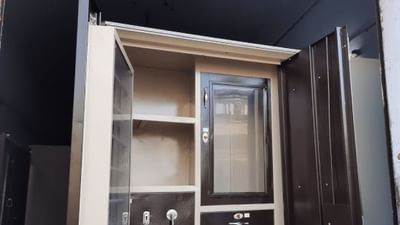 વાસ્તુ શાસ્ત્ર અનુસાર, ઘરની દરેક વસ્તુ માટે ચોક્કસ નિયમો છે, અને તે નિયમો અનુસાર રાખવી જોઈએ. નકારાત્મક ઉર્જાને ઘરમાંથી દૂર રાખવા માટે, કોઈપણ વસ્તુ યોગ્ય જગ્યાએ રાખવી જોઈએ, નહીં તો સમસ્યાઓ ઊભી થઈ શકે છે.  વાસ્તુ શાસ્ત્ર અનુસાર તિજોરીમાં કઈ વસ્તુઓ ભૂલથી પણ ના રાખવી જોઈએ ચાલો જાણીએ .