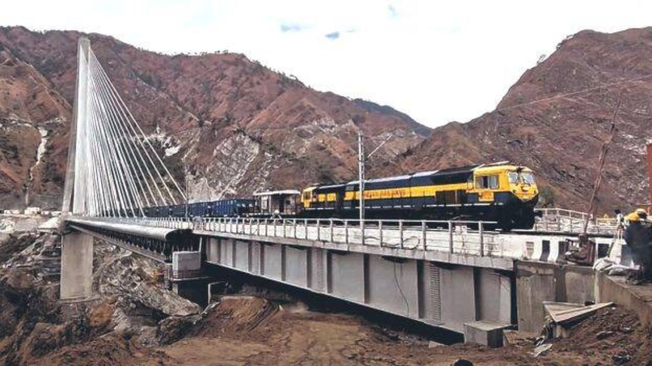 જ્યારે કોઈ ટ્રેન ટનલમાંથી અથવા ખુલ્લા પુલ પરથી પસાર થાય છે, ત્યારે આસપાસના હવાના દબાણમાં અચાનક ફેરફાર થાય છે. આ ફેરફાર ઊંચી ઝડપે વધુ તીવ્ર બને છે, જે કંપન, અવાજ અને અસ્થિરતાનું કારણ બની શકે છે. ગતિ ઘટાડીને, હવાનું દબાણ ધીમે ધીમે સંતુલિત થાય છે, ટ્રેનની સ્થિરતા જાળવી રાખે છે અને માળખા પર બિનજરૂરી તાણ અટકાવે છે. લાંબી કે સાંકડી ટનલમાં આ ખાસ કરીને મહત્વપૂર્ણ છે.