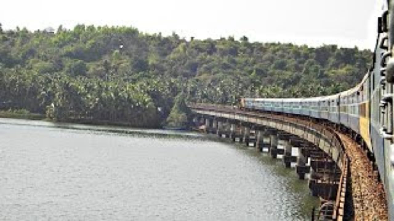 ભારત જેવા દેશમાં, તેના વિશાળ રેલ્વે નેટવર્ક સાથે, લાખો ટ્રેનો દરરોજ સેંકડો પુલ અને ટનલમાંથી પસાર થાય છે. તેથી, આ "ધીમી ગતિ" અનેક એન્જિનિયરિંગ અને સલામતી કારણોસર મહત્વપૂર્ણ છે. ચાલો પાંચ મુખ્ય કારણો શોધીએ કે શા માટે ટ્રેનો આ વિસ્તારોમાં ગતિ ઘટાડે છે.