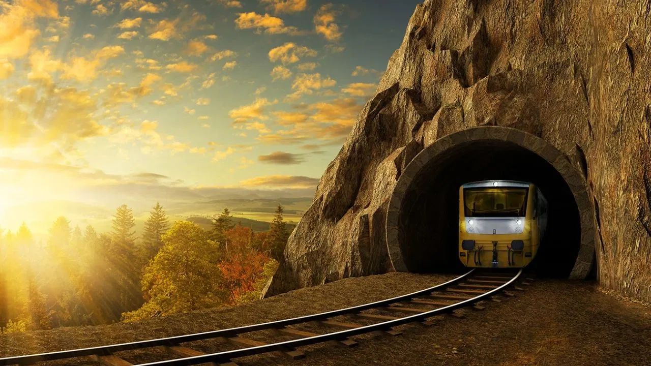 ટનલ અને પુલમાં ઘણીવાર વળાંક, ઢોળાવ અથવા લાઇટિંગનો અભાવ હોય છે, જેના કારણે આગળ સ્પષ્ટ રીતે જોવાનું મુશ્કેલ બને છે. ધીમી ગતિએ લોકો પાઇલટને સિગ્નલો, ટ્રેકની સ્થિતિ અથવા અવરોધોનું અવલોકન કરવા અને પ્રતિક્રિયા આપવા માટે પૂરતો સમય મળે છે. ભારતમાં વરસાદી, ધુમ્મસવાળા અથવા ધૂળવાળા હવામાન દરમિયાન આ સાવચેતી વધુ મહત્વપૂર્ણ બની જાય છે. જ્યારે આધુનિક ટ્રેનો સ્વચાલિત સલામતી પ્રણાલીઓથી સજ્જ હોઈ શકે છે, ધીમી ગતિએ માનવ નિયંત્રણ માટે સૌથી વિશ્વસનીય પદ્ધતિ રહે છે.