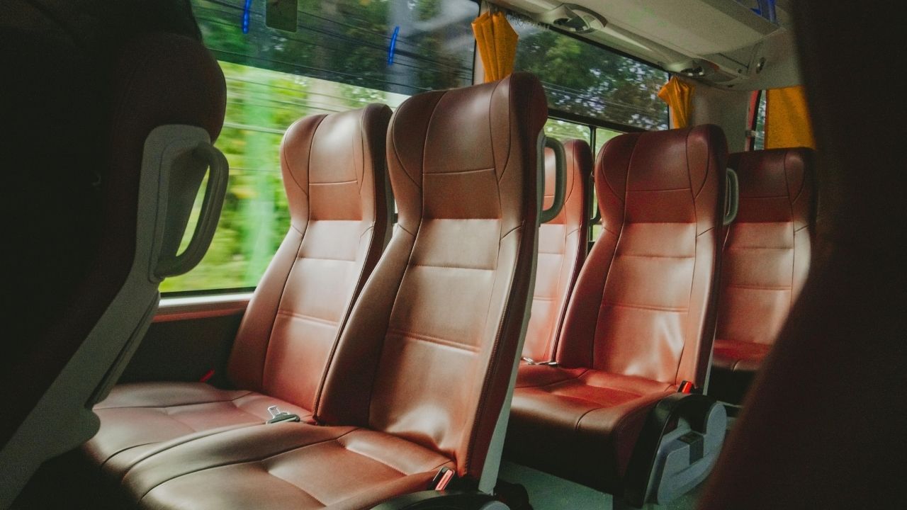 ટ્રેનમાં જો તમારું બાળક 5 વર્ષનું છે. તો ટિકિટ લેવાની જરુર રહેતી નથી. તેવી જ રીતે જો તમે બાળકો સાથે ફ્લાઈટમાં ટ્રાવેલ કરી રહ્યા છો તો. 2 વર્ષ સુધીના બાળકો ફ્લાઈટમાં મફતમાં મુસાફરી કરી શકે છે.