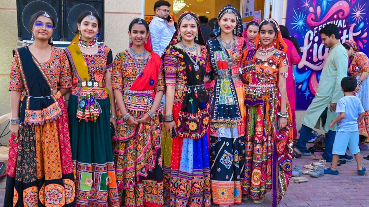 18 રાજ્યો અને કેન્દ્રશાસિત પ્રદેશોના 150 થી વધુ પરફોર્મર છે. સંગીત, નાટક અને નૃત્યના માધ્યમથી પ્રાદેશિક સંસ્કૃતિ અને પરંપરાની ઝલક આપતાં પરફોર્મન્સ જોવા મળ્યા હતાં. કથકલી, કુચીપુડી, ઓડિસી, ભરતનાટ્યમ, ગરબા સહિતના પગ થરકાવી દેતા પરફોર્મન્સીસે દર્શકોને ઝુમતા કરી દીધાં હતાં.