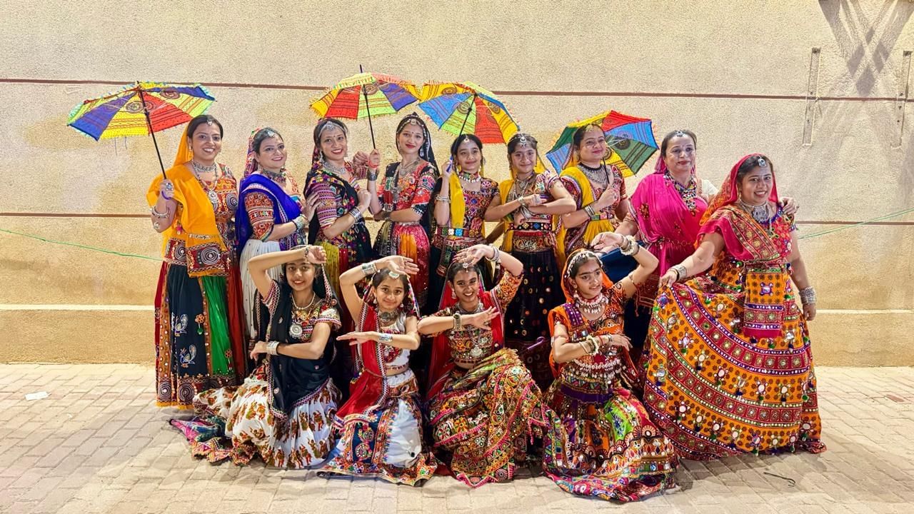 મૂળ રાજસ્થાનના અને પછી ગુજરાત તેમજ મુંબઇમાં રહી ચૂકેલા 65 વર્ષીય પ્રિતી મિશ્રાનું કહેવું છે કે, “રાજસ્થાન, ગુજરાત અને મહારાષ્ટ્ર રાજ્યોની સંસ્કૃતિ મને ખબર છે પણ આજે ભારતના અન્ય રાજ્યોની સંસ્કૃતિ પરંપરા અને લોક નૃત્ય-નાટક માણવાનો લ્હાવો અવિસ્મરણીય બની રહ્યો છે.”