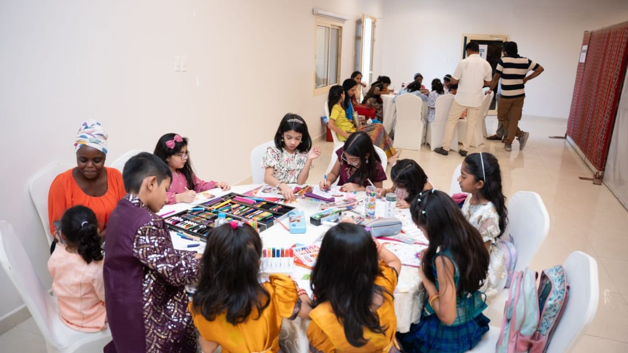 ગુજરાતી નારી ફોરમ શાહનું કહેવું છે કે, “મહિલા તરીકે ફેશન અને ફૂડમાં રસ હોય જ, આજે સાડી એક્ઝિબિશન અને વિવિધ રાજ્યોના પકવાન જાણવા અને માણવાનો લ્હાવો એક સાથે મળી ગયો. 1600થી વધુ દર્શકો સામે પર્ફોર્મ કરવાની આ તકે અમારામાં નવો જોશ ભરી દીધો છે.”