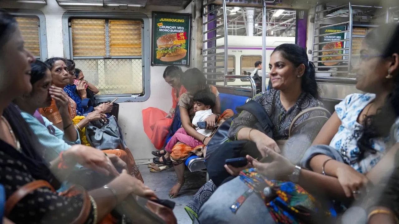 રેલ મુસાફરી દરમિયાન જો મુસાફરની ટિકિટ ખોવાઈ જાય તો ગભરાવાની જરૂર નથી. સૌ પ્રથમ એ જાણવું મહત્વપૂર્ણ છે કે, તમારી 'ટિકિટ' કાઉન્ટર ટિકિટ છે કે ઈ-ટિકિટ? જણાવી દઈએ કે, સ્ટેશન પર રિઝર્વેશન ફોર્મ ભરીને કાઉન્ટર ટિકિટ મેળવવામાં આવે છે, જ્યારે ઈ-ટિકિટ IRCTC વેબસાઇટ અથવા મોબાઇલ એપ્લિકેશન દ્વારા બુક કરવામાં આવે છે.