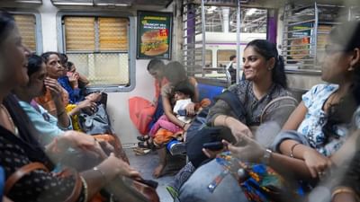 રેલ મુસાફરી દરમિયાન જો મુસાફરની ટિકિટ ખોવાઈ જાય તો ગભરાવાની જરૂર નથી. સૌ પ્રથમ એ જાણવું મહત્વપૂર્ણ છે કે, તમારી 'ટિકિટ' કાઉન્ટર ટિકિટ છે કે ઈ-ટિકિટ? જણાવી દઈએ કે, સ્ટેશન પર રિઝર્વેશન ફોર્મ ભરીને કાઉન્ટર ટિકિટ મેળવવામાં આવે છે, જ્યારે ઈ-ટિકિટ IRCTC વેબસાઇટ અથવા મોબાઇલ એપ્લિકેશન દ્વારા બુક કરવામાં આવે છે.