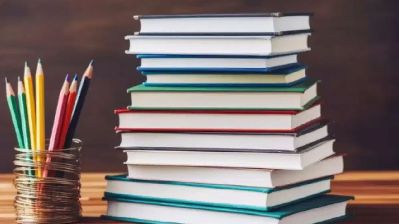 5. પુસ્તકો/ડાયરી: સૂતી વખતે પુસ્તકો અને ડાયરીઓ પણ પલંગ પર કે તેની પાસે ન રાખવી જોઈએ. સરસ્વતી માતા પુસ્તકો અને ડાયરીઓમાં રહે છે. આથી, તેમને કોઈના પલંગની નજીક ન રાખશો. લોકો ઘણીવાર સૂતા પહેલા પુસ્તકો વાંચે છે અથવા જર્નલ લખે છે અને તેથી સૂતી વખતે તેને નજીકમાં રાખે છે, જે બિલકુલ યોગ્ય નથી.