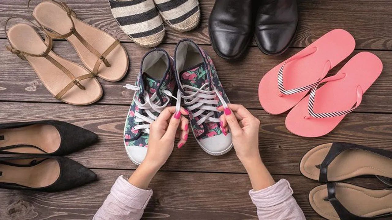 4. ફૂટવેર: વાસ્તુશાસ્ત્ર અનુસાર, બૂટ કે ચપ્પલ ક્યારેય બેડરૂમમાં ન રાખવા જોઈએ. આનાથી બહારની ગંદકી રૂમમાં આવે છે અને તેની સાથે નકારાત્મકતા પણ ઘરમાં વસી જાય છે. ટૂંકમાં કહીએ તો, સૂતી વખતે રૂમમાં કે પલંગની નજીક કોઈ પણ પ્રકારના ફૂટવેર ન રાખવા જોઈએ.