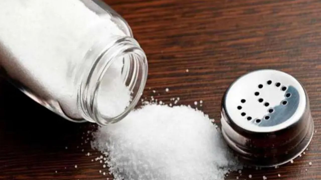 મીઠું ઢોળાવું : વાસ્તુમાં, મીઠું ચંદ્રનું પ્રતીક છે, અને જ્યારે તે રસોડામાં વેરાય છે, ત્યારે તે માનસિક તણાવ અને સતત ચિંતાનું કારણ બને છે, જેના કારણે નાણાકીય મુશ્કેલીઓનો સામનો કરવો પડે છે. જો મીઠું પડતું રહે છે, તો દેવી લક્ષ્મી ગુસ્સે થઈ શકે છે અને ઘર છોડી શકે છે. જો મીઠું પડે છે, તો તેને તરત જ સાફ કરો. પછી પાણીમાં વહાવી દો. આ નકારાત્મક ઉર્જા દૂર કરે છે.