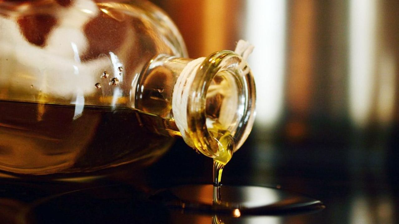 તેલ ઢોળાવું: જો રસોડામાં તેલ ઢોળાય છે, તો તે ઘર માટે ખૂબ જ અશુભ માનવામાં આવે છે. વાસ્તુ શાસ્ત્ર અનુસાર, તેલ શનિ ગ્રહનું પ્રતીક છે, અને તેનું ઢોળવું સૂચવે છે કે પરિવારના કોઈ સભ્યને ઈજા થઈ શકે છે અથવા કાર અકસ્માત થઈ શકે છે. તે ઘરમાં નકારાત્મક ઉર્જામાં વધારો પણ સૂચવી શકે છે.