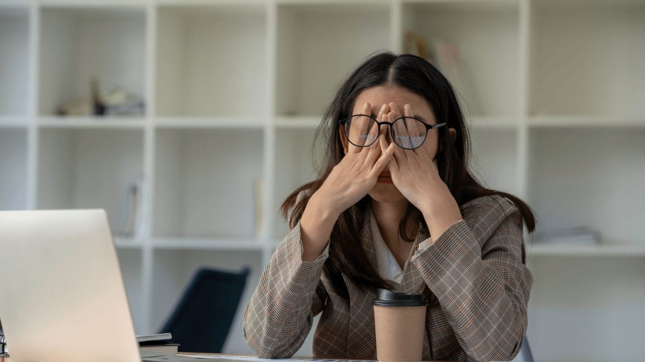 ક્યારેક આપણને લાગે છે કે બધું બરાબર ચાલી રહ્યું છે, પણ તેમ છતા મન ભારે લાગે છે અને ઘરનું વાતાવરણ ઉદાસ લાગે છે, અથવા નાની નાની બાબતો પર ઝઘડા થાય છે. મોટાભાગના લોકો આ માટે ભાગ્ય અથવા સંજોગોને જવાબદાર માને છે, પરંતુ તેનું મૂળ કારણ  નકારાત્મક ઊર્જા છે.(photo credit-whisk)