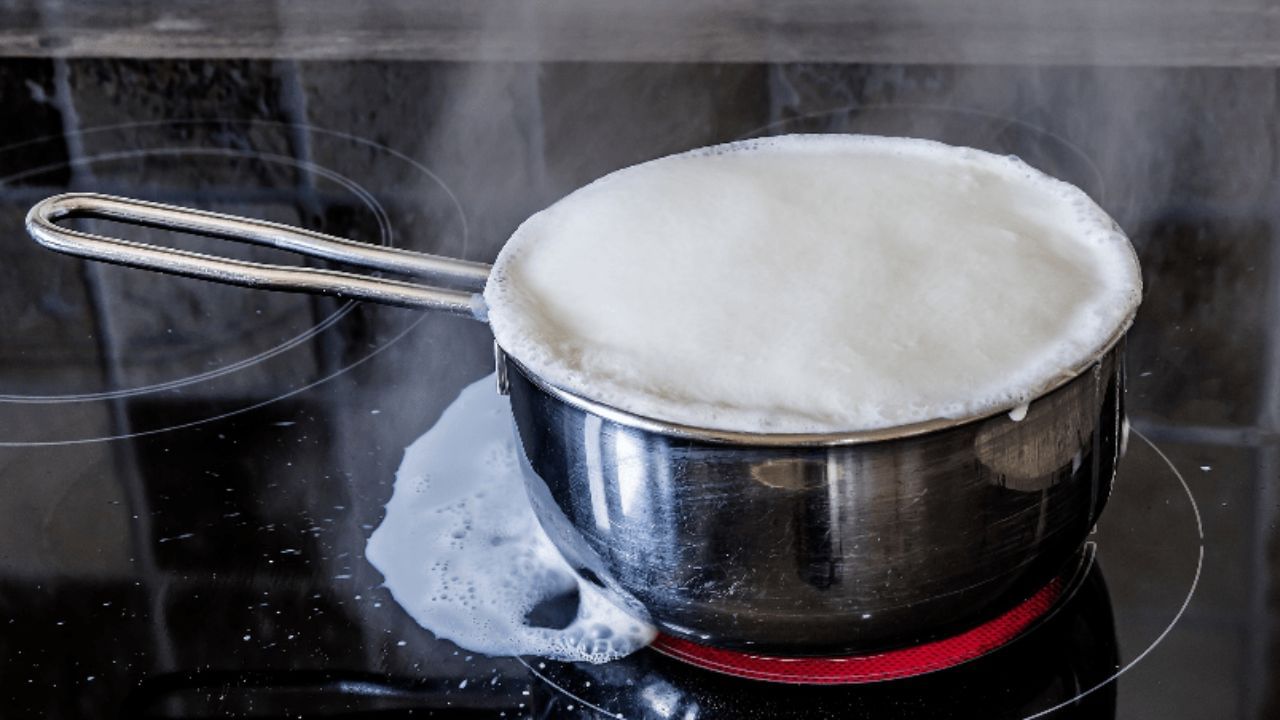 દૂધ ઢોળાવું:જો રસોડામાં ઉકળતું દૂધ ઢોળાય છે, તો તે ખૂબ જ શુભ માનવામાં આવે છે. દૂધ દેવી લક્ષ્મી અને ચંદ્રનું પ્રતીક છે. તેનાથી આર્થિક નુકસાન અને માનસિક અશાંતિ થાય છે. ઘરમાં સકારાત્મક ઉર્જા ઓછી થવા લાગે છે. આને રોકવા માટે, ઢોળાયેલા દૂધને સાફ કરો અને બીજા દિવસે મંદિરમાં અર્પણ કરો.