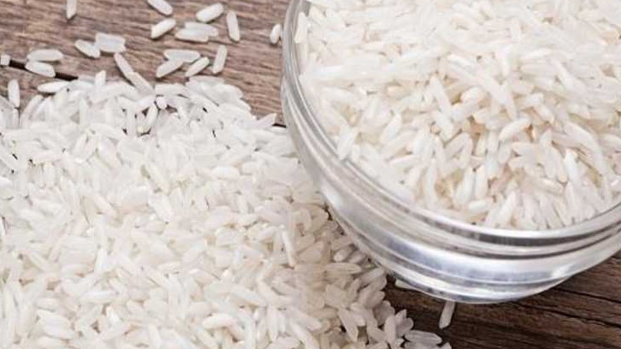 ચોખા વેરાવા: જો રસોડામાં અચાનક ચોખા પડી જાય, તો તે પરિવારના સભ્યોમાં ઝઘડા અને તણાવનો સંકેત આપે છે. ઘરમાં ખોરાકની અછત પણ સર્જાઈ શકે છે. આનાથી દેવી અન્નપૂર્ણા ગુસ્સે થઈ શકે છે. પડી ગયેલા ચોખા પક્ષીઓને ખવડાવો અને કેટલાક જરૂરિયાતમંદોને દાન કરો.