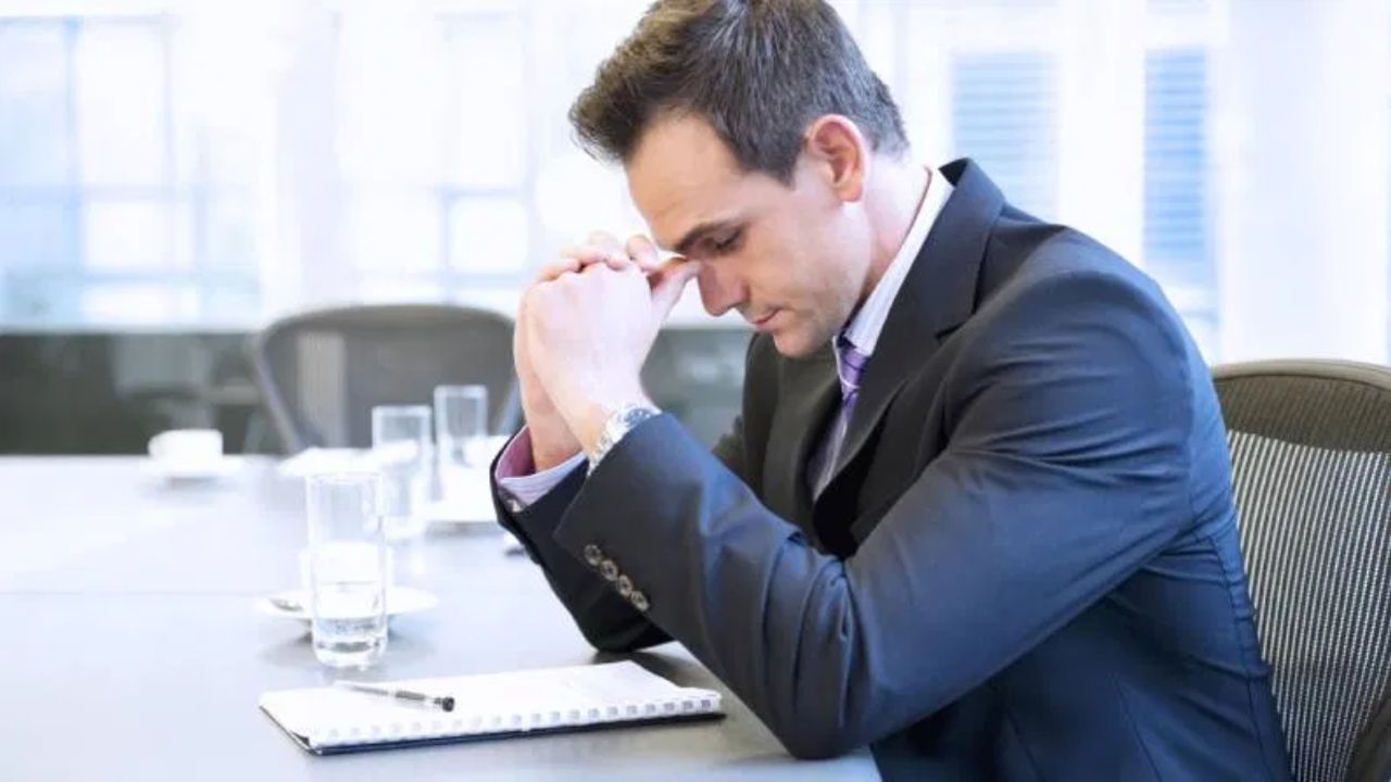 વ્યવસાયમાં નુકસાન, સખત મહેનત છતાં નાણાકીય લાભનો અભાવ અને સતત ખર્ચમાં વધારો એ પણ વાસ્તુ દોષનો સંકેત છે, જે તમારા ઘરની કે તિજોરીની ખોટી દિશાના કારણે થઈ શકે છે. રસોડાની ખોટી દિશા પણ નાણાકીય પરિસ્થિતિ પર અસર કરે છે.