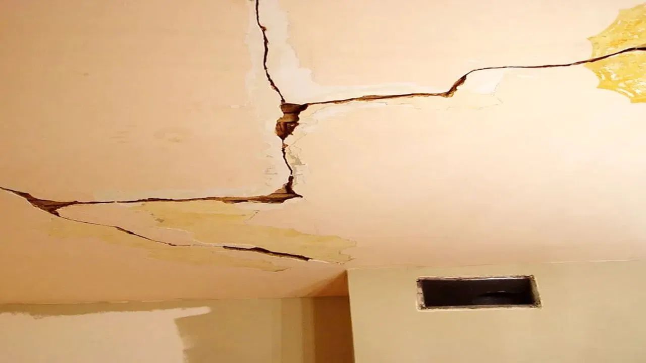 જો ટીવી, રેફ્રિજરેટર, વોશિંગ મશીન અથવા નળ જેવી ઘરની વસ્તુઓ વારંવાર ખરાબ થઈ રહી હોય અથવા દિવાલમાં તિરાડ પડી રહી હોય, તો આ વાસ્તુ સંબંધિત સમસ્યાનો સંકેત હોઈ શકે છે.