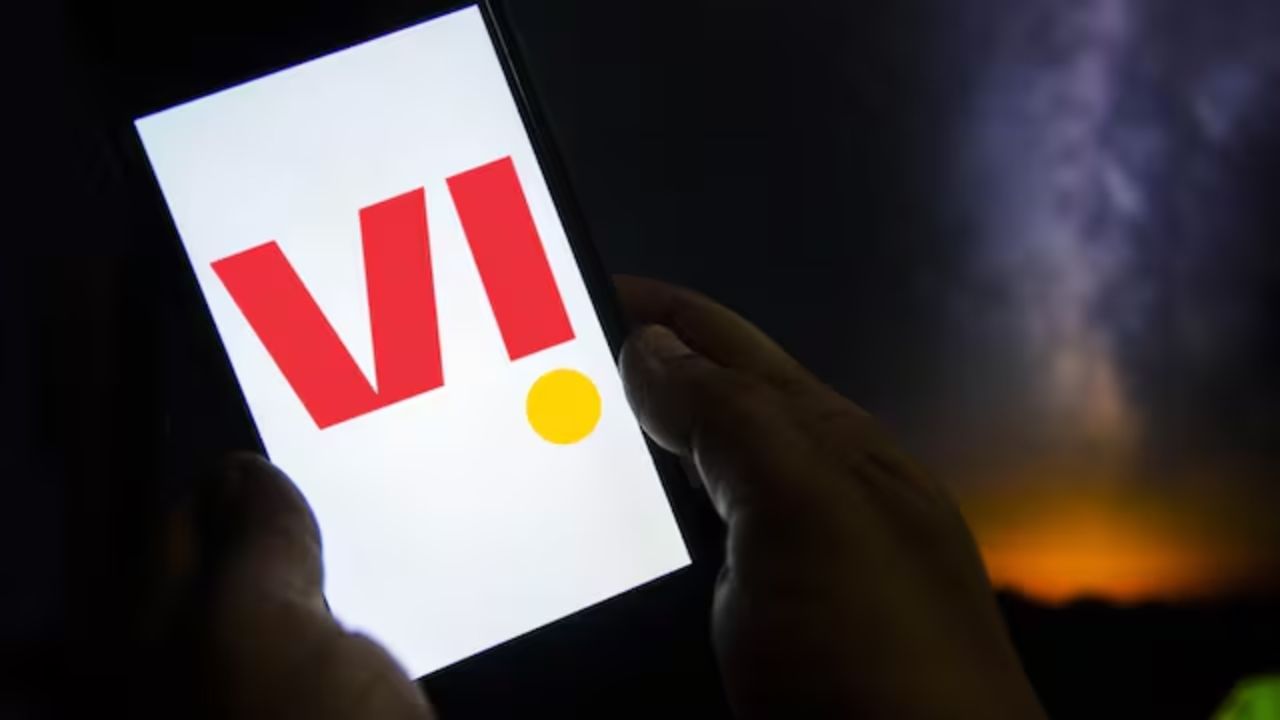 સોમવાર, 27 ઓક્ટોબરના રોજ, સુપ્રીમ કોર્ટે કેન્દ્ર સરકારને વોડાફોન આઈડિયાના AGR બાકી લેણાં પર પુનર્વિચાર કરવાની મંજૂરી આપી, જેના કારણે શેરમાં ઉછાળો આવ્યો. જોકે, આજે, ગુરુવાર, 30 ઓક્ટોબરના રોજ, કોર્ટના લેખિત આદેશમાં જણાવાયું હતું કે ચોક્કસ તથ્યો અને સંજોગોને કારણે, આ આદેશ ફક્ત વોડાફોન આઈડિયાને લગતો છે અને અરજી ₹9,450 કરોડની વધારાની AGR માંગ સુધી મર્યાદિત છે. 